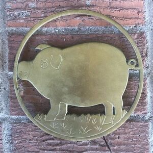 Vintage Brass Color Round Metal Pig Trivet 7 1/2”